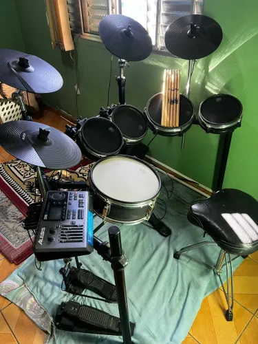 Bateria eletrônica Alesis DM10 + Mocho + Amplificador