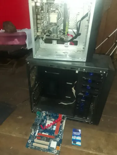 Dois gabinete com duas placas mãe com um HD de 500 GB pilhas novas com cabos