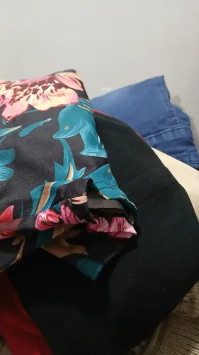 Um Lotinho de Roupas feminina,vestido,blusas e saias,tam.gg, em bom estado de REUSO. 