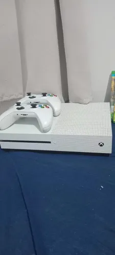 Xbox One S 500GB - 2 Controles - 3 Jogos