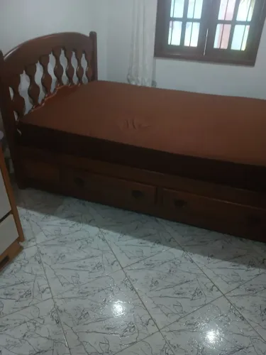 Venda de cama de casal, com 4 gavetas.