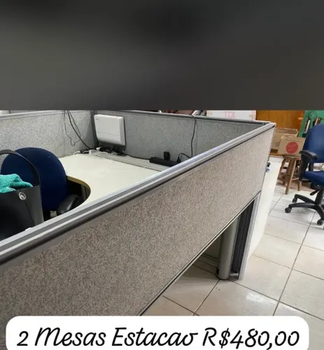 4 mesas que formam uma estação de trabalho