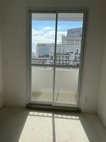 Porta-balcão de alumínio branco com vidro