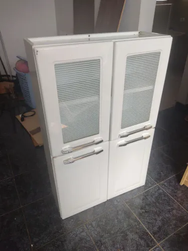 Armário de cozinha em aço.