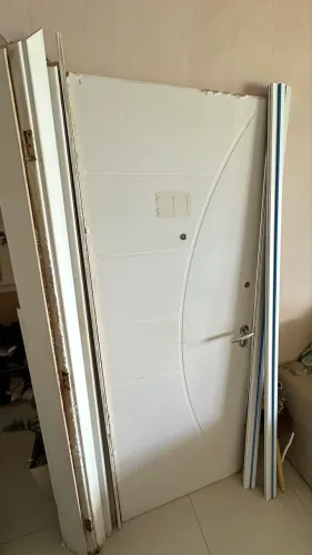 Porta com fechadura, olho mágico 