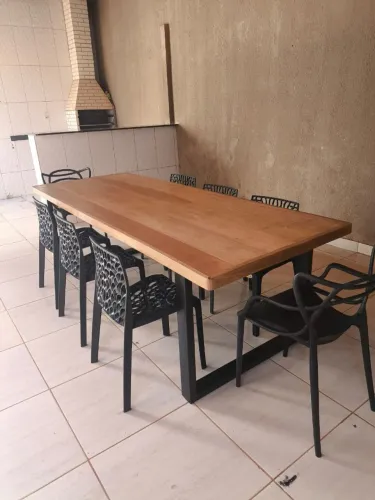 Mesa industrial com pés de ferro