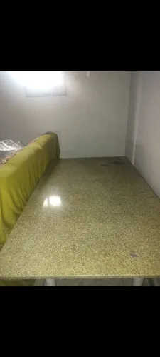 Vendo mesa de mármore com duas cadeiras