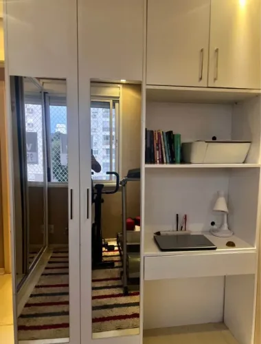 Guarda-roupa branco com espelhos + bancada de estudo/home office | Excelente estad
