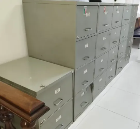 01 arquivo de aço (cinza) com 4 gavetas p/ pasta suspensa (usado) - À retirar