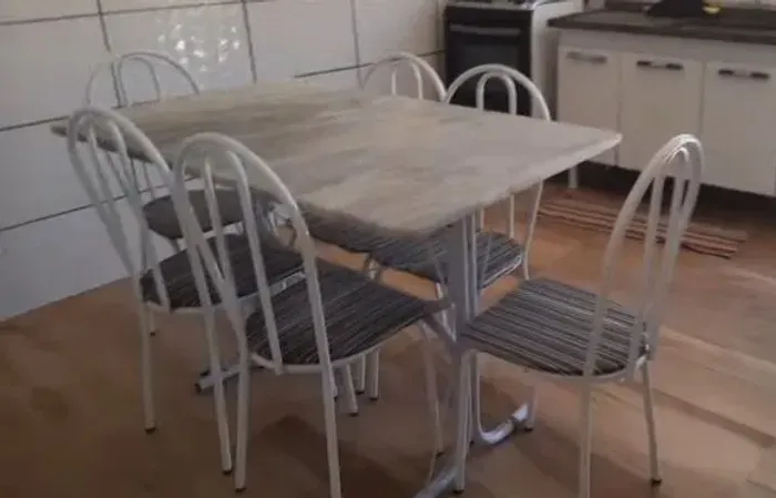 Mesa de pedra com 6 cadeiras 