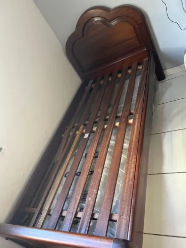 Cama de madeira