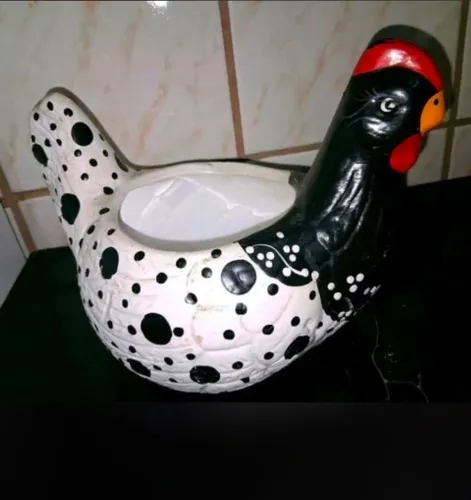 Galinha de cerâmica decorativa