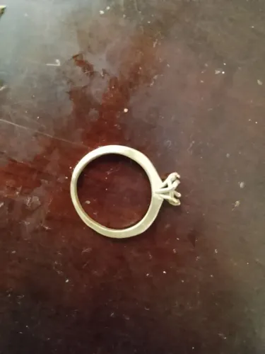 Estou vendendo um anel feminino solitário de ouro 18k  500 