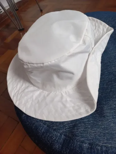 Chapéu de tecido branco 