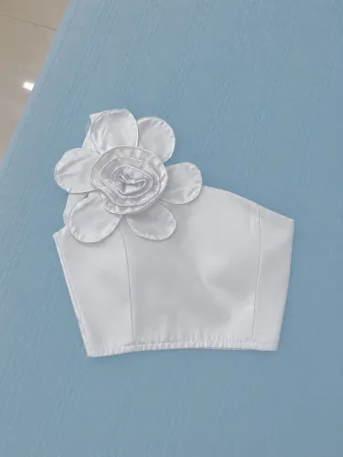 Cropped Branco com Flor 3D - Detalhe Sofisticado