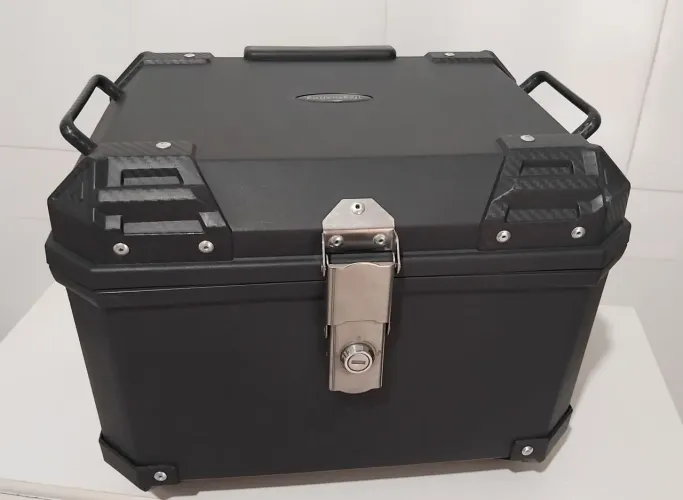 Baú de moto 45L em ABS (plástico). Usado. Completo (base ,parafuso e chave).