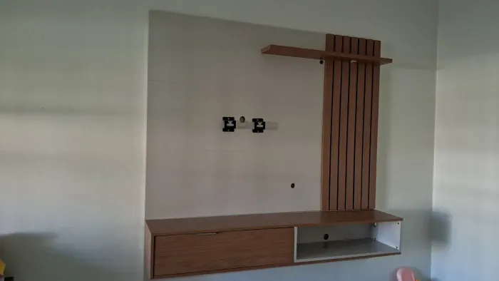 painel de TV com rack suspenso