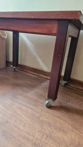 Mesa de madeira com rodinhas
