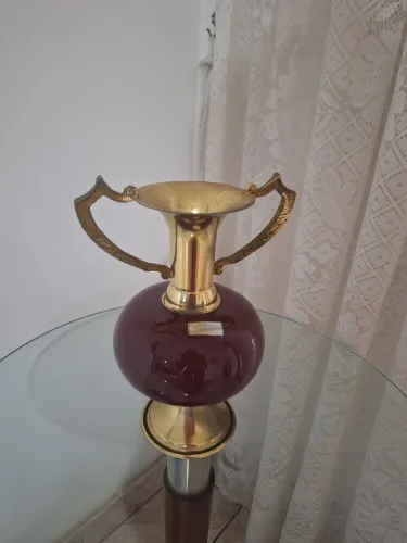 Ânfora antiga de porcelana cor vinho e metal dourado