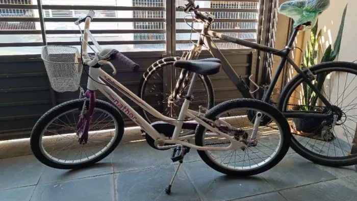 Vendo bicicleta infantil aro 20 feminina.