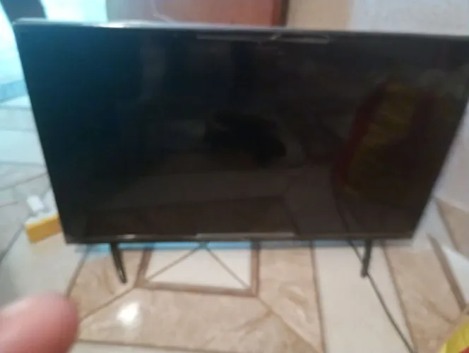 Tv smart em bom estado mais cm a tela ruim