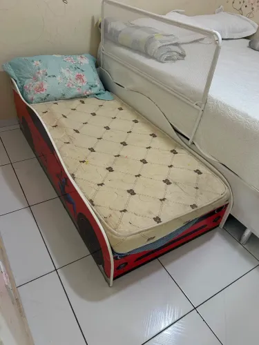 Cama infantil com dois colchões 