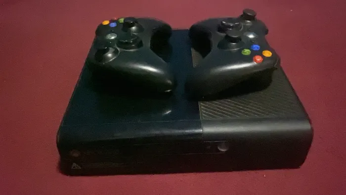Xbox 360 super slim usado com jogos gta 5 e minecraft em midia digital