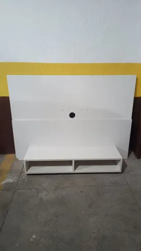 Painel para tv Branco com uma pequena avaria.