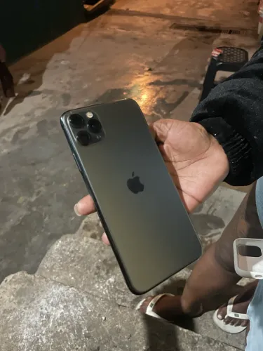 Vendo celular iPhone 11 Pro Max 