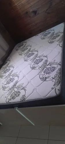 Colchão de casal. Usada poucas vezes.