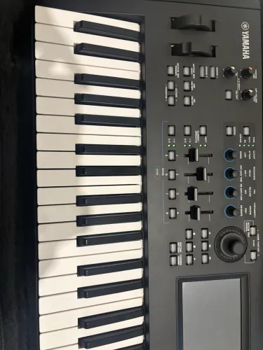 Teclado Yamaha MODX 6+ com Pack instalado