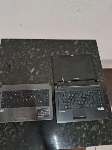 Vendo 1 notebook com defeito 1 base de notebook pra aproveitamentos de peças R$249