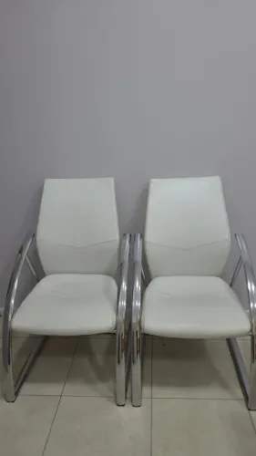 Par de Cadeiras Cromadas Brancas para Recepção / Consultório