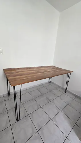 Mesa de madeira e apoio de ferro