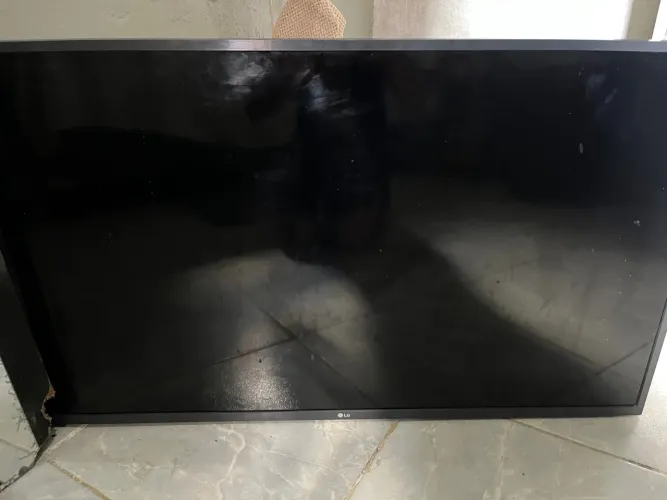 Vendo TV LG 43LR6700PSA Quebrada - Para Retirada de Peças