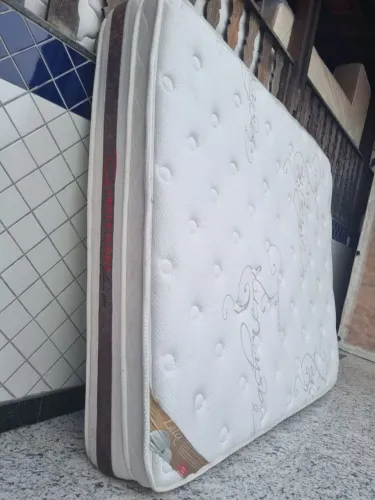 Colchão Queen muito bom Aceito cartão e entrego