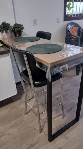 Mesa alta, ilha móvel, bancada cozinha, banquetas altas com encosto
