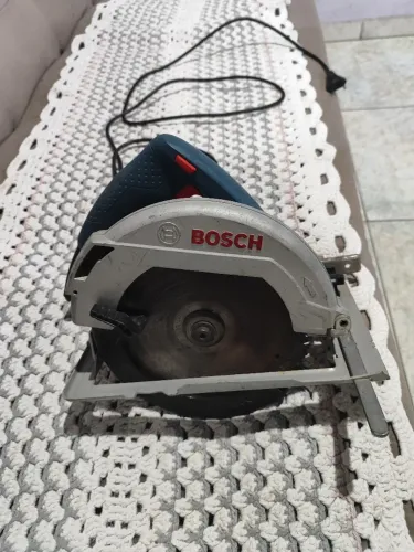 Serra circular Bosch seminova 