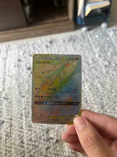 CARTA POKÉMON RESHIRAM & CHARIZARD GX - TAG TEAM SECRET RARE 217/214 (RAINBOW)
