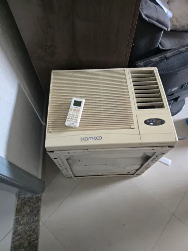 Ar condicionado de janela funcionando Komeco