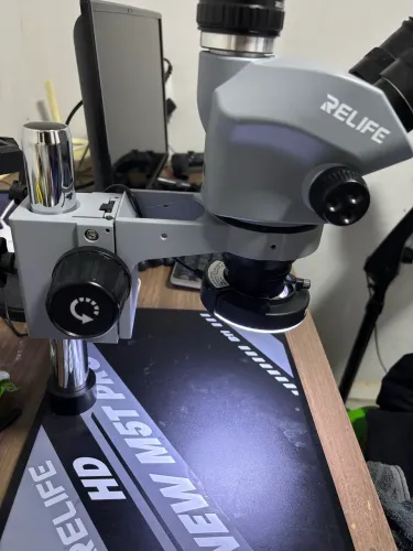 Microscópio trinocular com base e ler