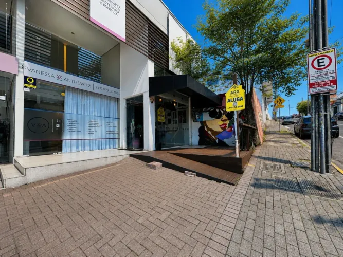Sala comercial disponível para locação na Rua Joinville.