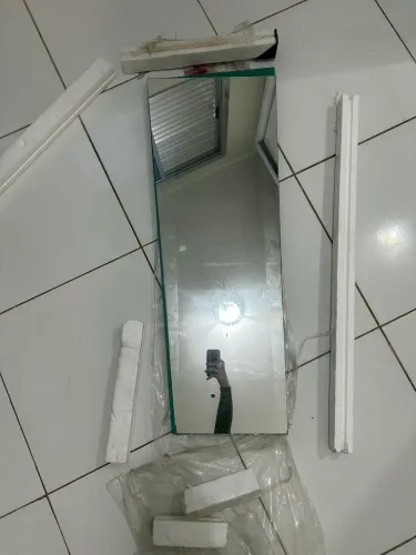 Kit de espelho novo, nunca utilizado. Tem marcação para prender. São 4 partes.