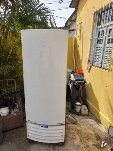 Vendo essa freezer certeira gelando muito toda de cobre