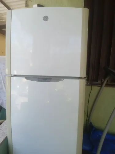 Vendo geladeira g.e 410 lts motor novo 