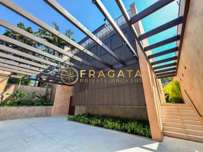 Sobrado á venda 635m², 04 suítes, 05 vagas e piscina - Alto Pinheiros/São Paulo-SP