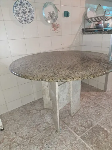 Mesa de granito com tampo de granito caramelo e pés de mármore