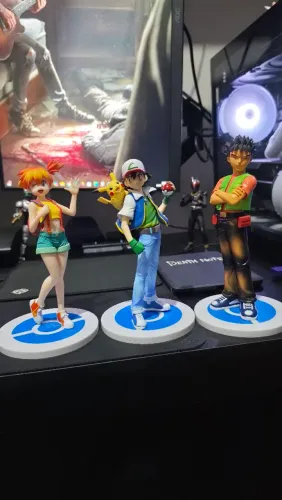 Estátuas Ash, Misty e Brock Pokémon