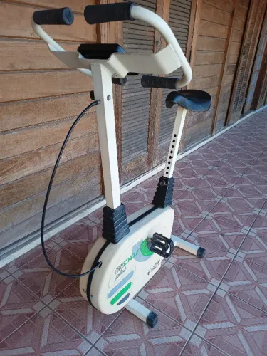 Bicicleta Bike Ergometrica Moviment com ajuste de altura