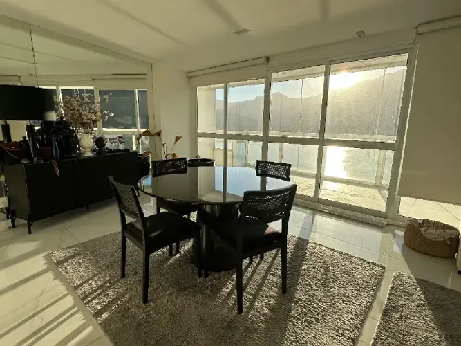 Mesa de Jantar Tok&Stok 1,35m com Tampo de Vidro + 4 Cadeiras. Motivo da venda: estou deix